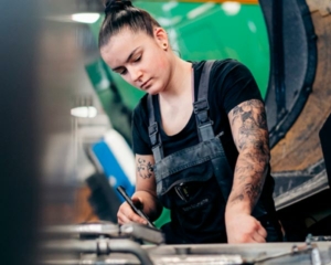 Lehrlinge am Arbeiten in einer Garage
